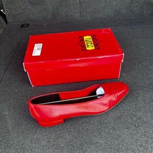 Size 12 -Vanelli red leather pumps - perfect shape